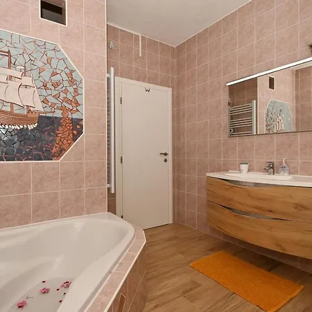 Apartments With Hot Tub Okrug Gornji, Ciovo - 12293